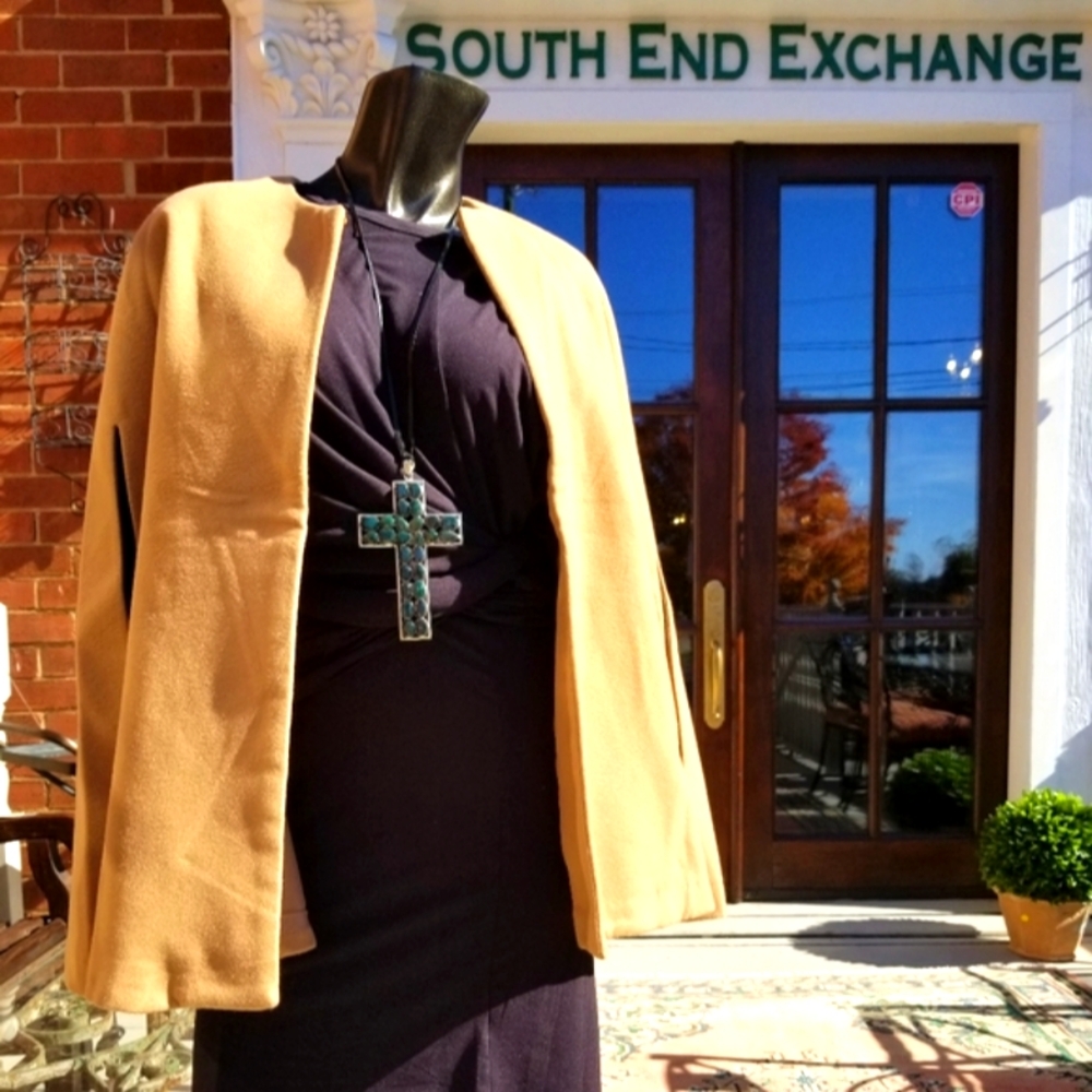 🤎Classic Camel Colored Cape with Pockets😍 Limited quantities available🤎 - Picture 8 of 16
